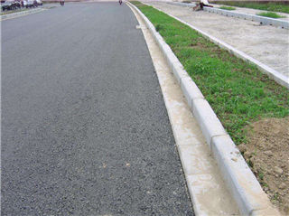 路邊鋪砌的仿花崗巖路側石