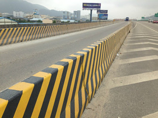 高速公路鋪設(shè)的混凝土隔離墩